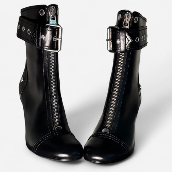 ALEXANDER MCQUEEN
Black leather ankle boots
Women’s size 9 US - Picture 4 of 14